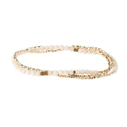 Bracelet-collier 3 tours – Pierre Fossile Blanche et perles dorées
