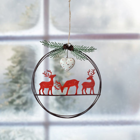 Couronne en métal avec coeur et cerfs