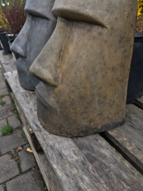Visage en pierre gris basalte