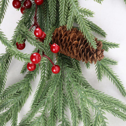 Guirlande de sapin avec baies rouges et de cocottes de pin