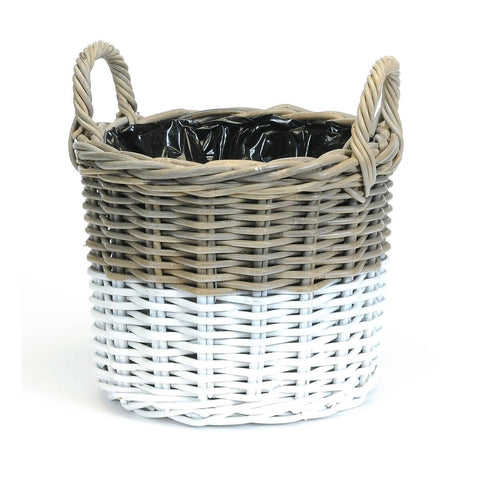 Panier en osier à fond blanc avec plastique