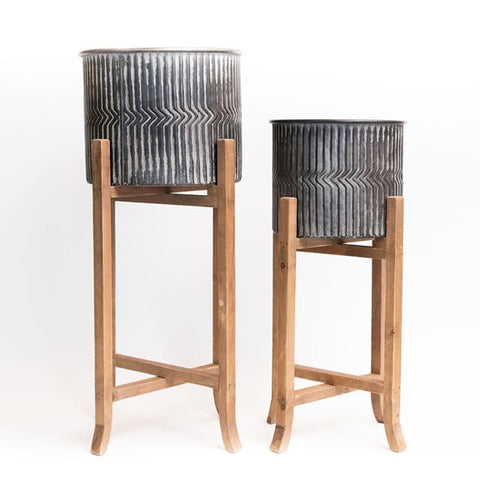 Pots en métal sur supports en bois avec doublures