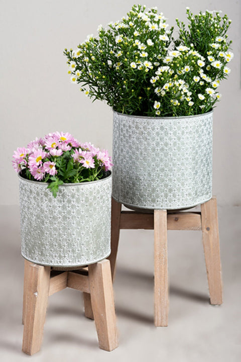 Pot en métal sur pieds en bois