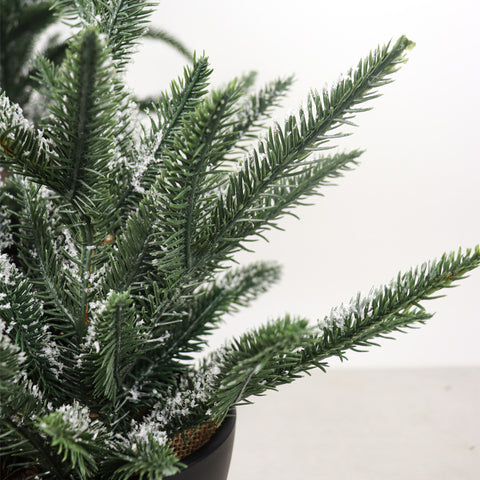 Sapin artificiel enneigé en pot de jute