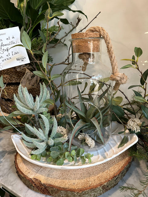 Montage floral intemporel dans un terrarium