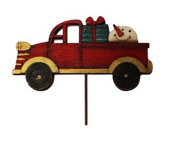 Camion rouge avec bonhomme de neige