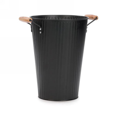 Seau en métal noir