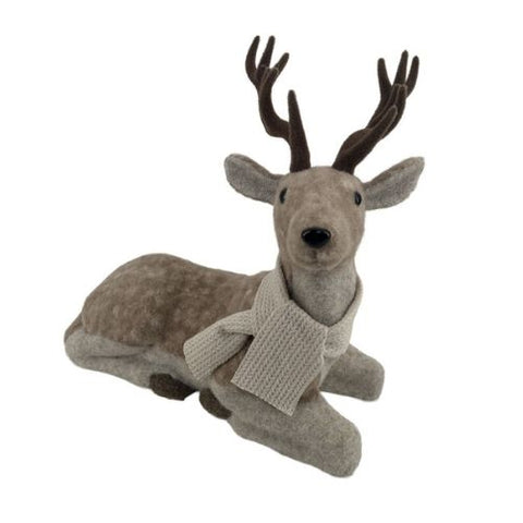 Cerf décoratif couché en feutre brun avec écharpe