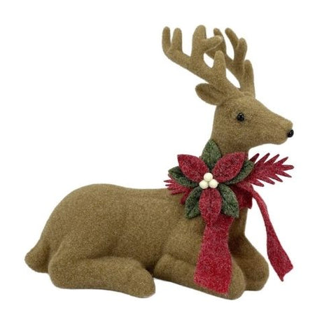 Cerf décoratif couché avec écharpe rouge et feuillage