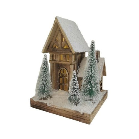 Maison en bois lumineuse avec sapins enneigés