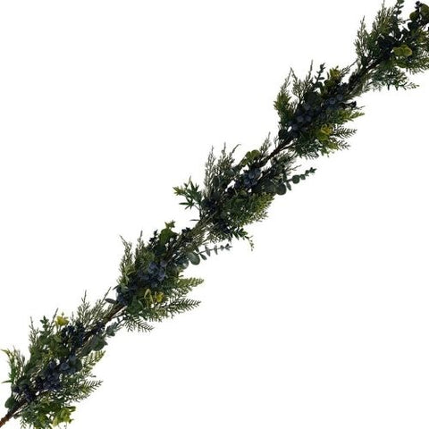 Guirlande de cèdre et eucalyptus avec baies bleues