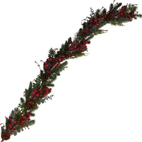 Guirlande de pin verte avec baies rouges et pommes de pin