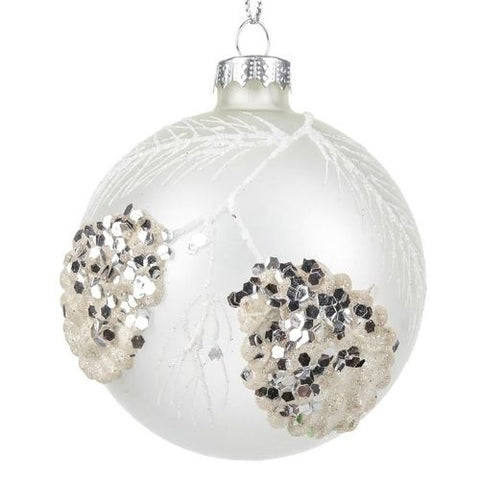 Boule de verre blanche givrée avec pommes de pin scintillantes