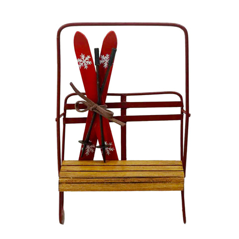 Ornement de remontée mécanique avec skis rouges