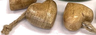 Cœurs décoratifs en bois avec corde