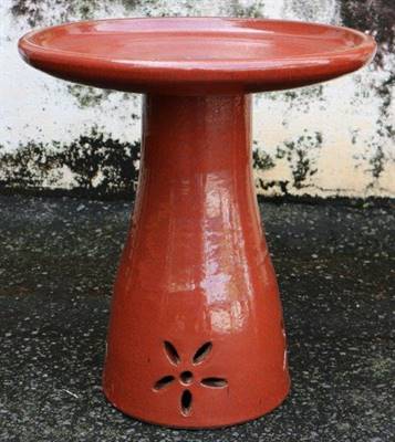 Bain d'oiseaux rouge rustique
