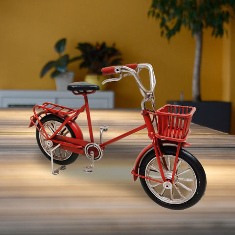 Vélo en métal rouge