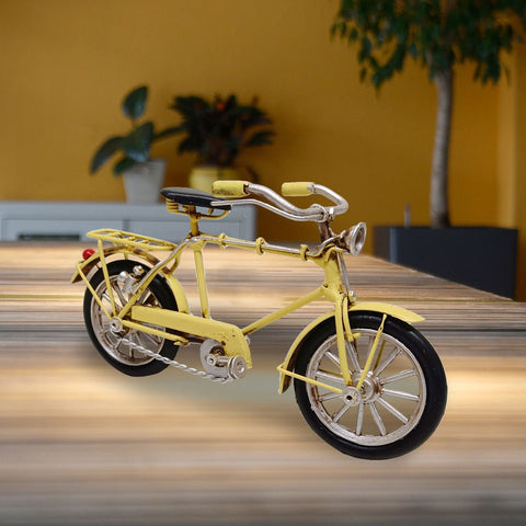 Vélo en métal jaune