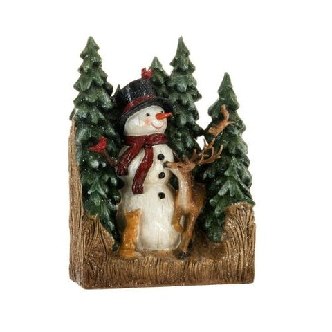 Décoration bonhomme de neige dans la forêt