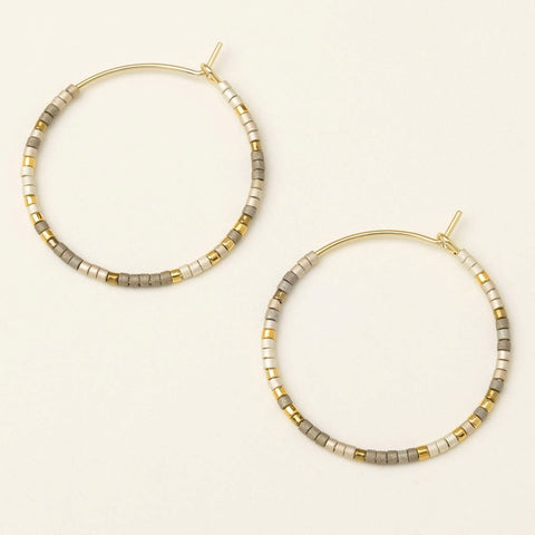 Boucles d’oreilles créoles – Tons naturels et dorés