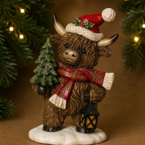 Vache Highland avec sapin et lanterne