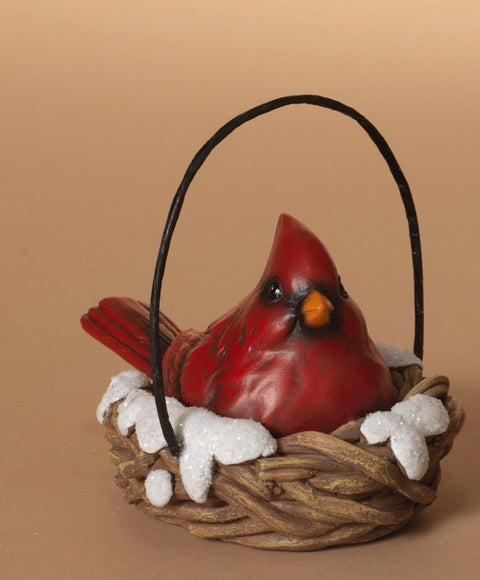 Cardinal rouge dans un panier enneigé