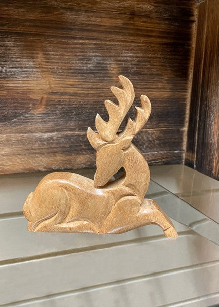 Cerf couché en bois de manguier naturel