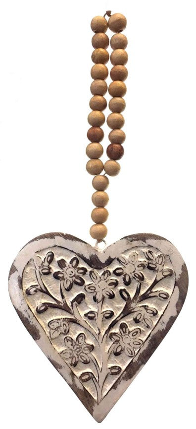 Décoration suspendue cœur en bois sculpté avec perles