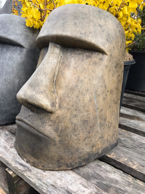 Visage en pierre gris basalte