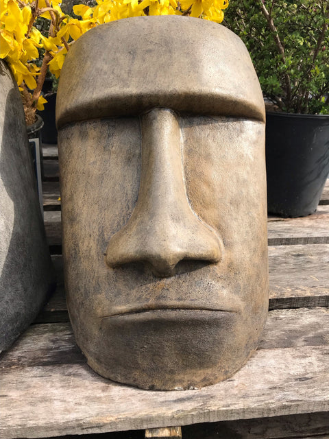 Visage en pierre gris basalte