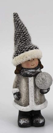 Fillette avec boule de neige