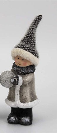 Garçon avec boule de neige