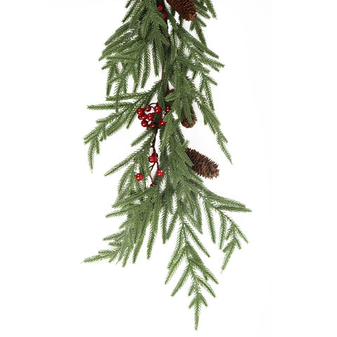 Guirlande de sapin avec baies rouges et de cocottes de pin