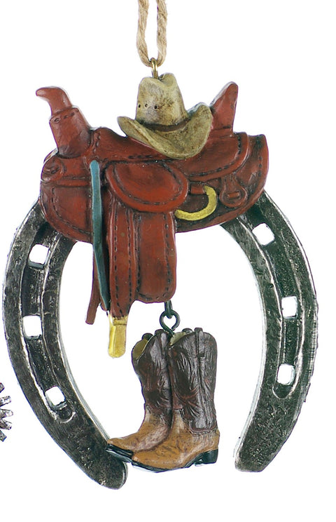 Ornement fer à cheval avec selle, chapeau et bottes de cowboy