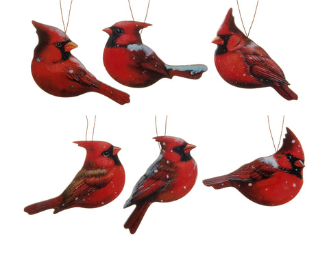 Ornement cardinal rouge avec effet de neige
