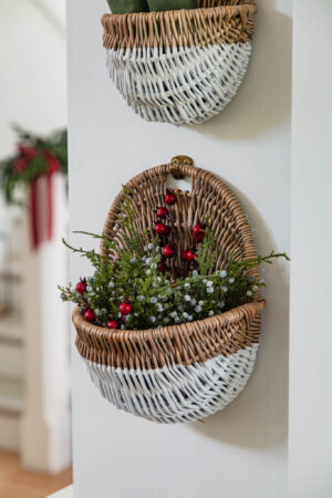 Panier mural en osier fond blanc