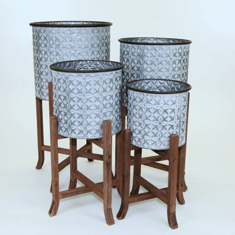 Pots en métal sur supports en bois avec doublures
