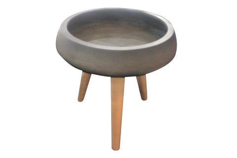 Pot rond gris sur pieds de bois