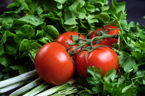 recolte-de-belles-et-grosses-tomates-rouges