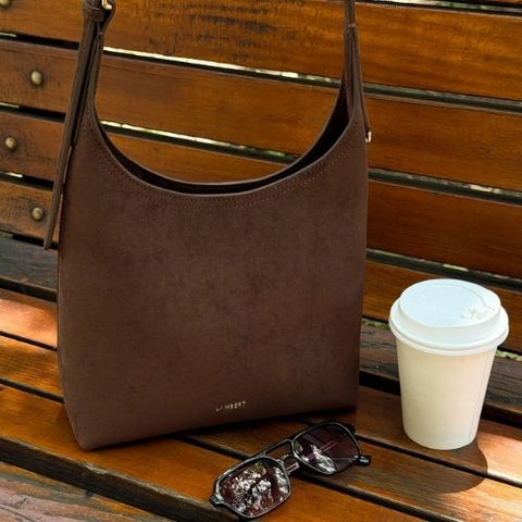 Sac à épaule Elena en suède vegan chocolat – Lambert