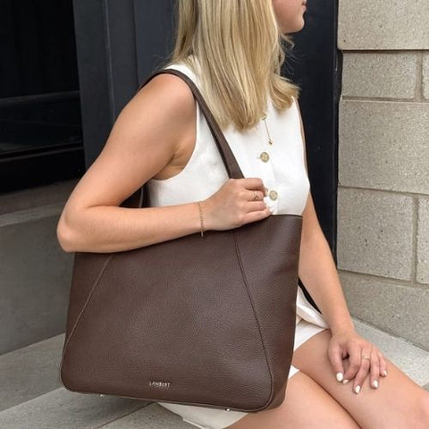 Sac fourre-tout Stacey en cuir vegan chocolat – Lambert