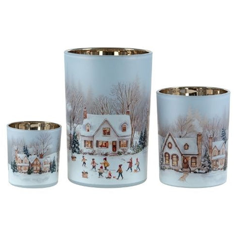 Bougeoir en verre avec scène de maison hivernale