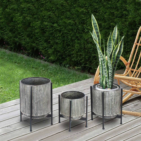 Vase en tôle ondulée sur pattes