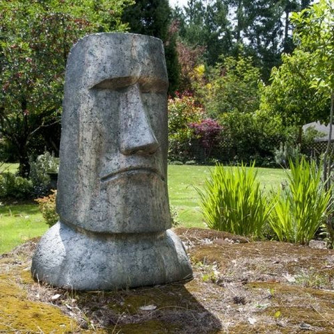 Statue géante de visage ancien
