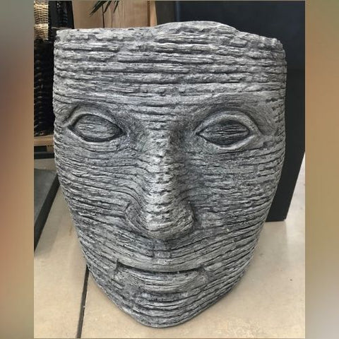 Visage en pierre ancienne gris basalte