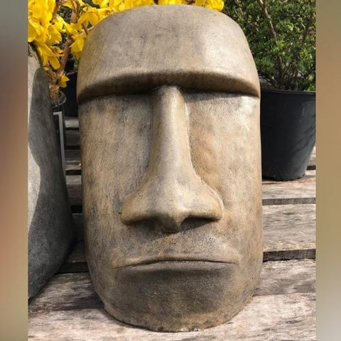 Visage en pierre gris basalte
