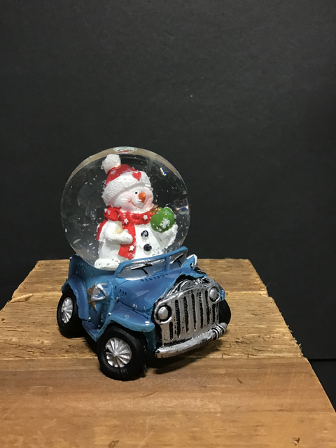 Globe d'eau avec bonhomme de neige