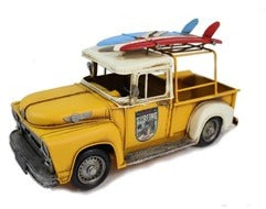Camion antique jaune avec planche de surf