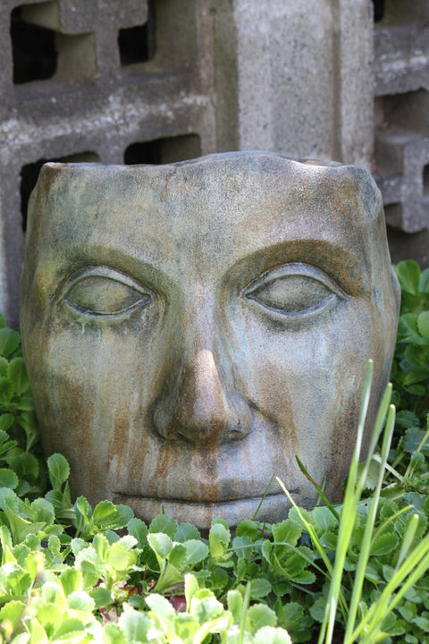 Visage en pierre décoratif gris basalte