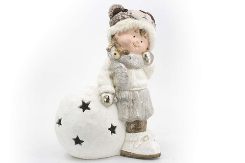 Fillette sur boule de neige